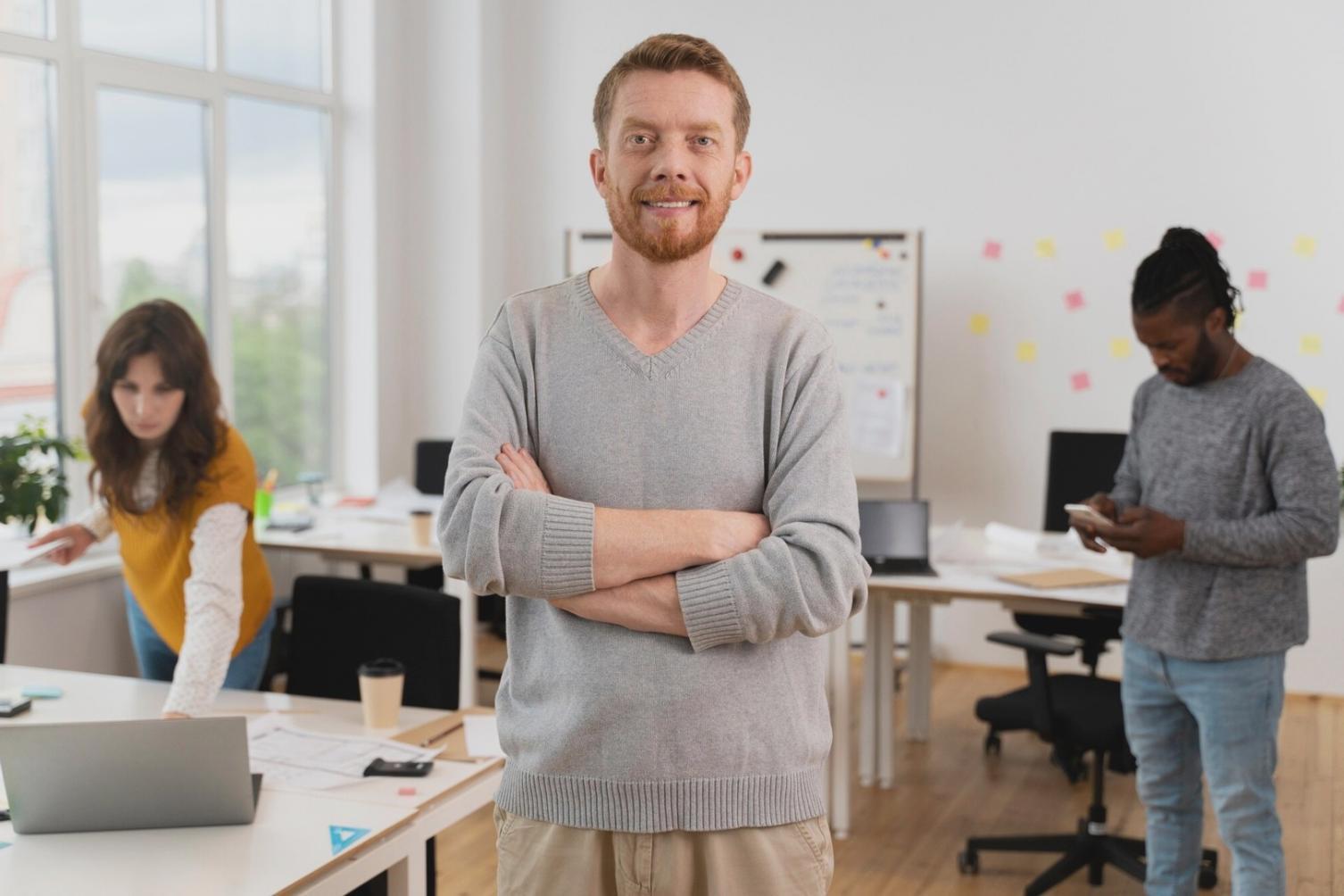 Tim Boss Capital Option sedang berdiskusi tentang strategi edukasi keuangan